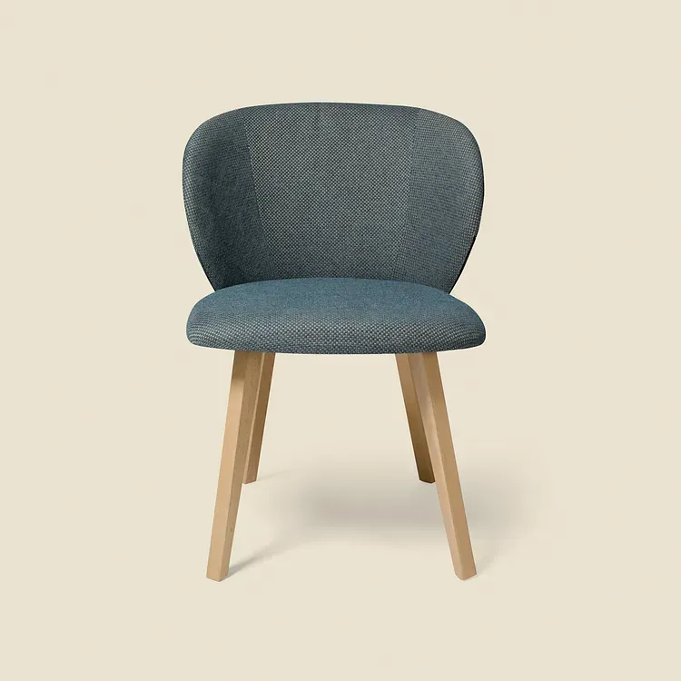 Una silla azul con patas de madera sobre un fondo beige.