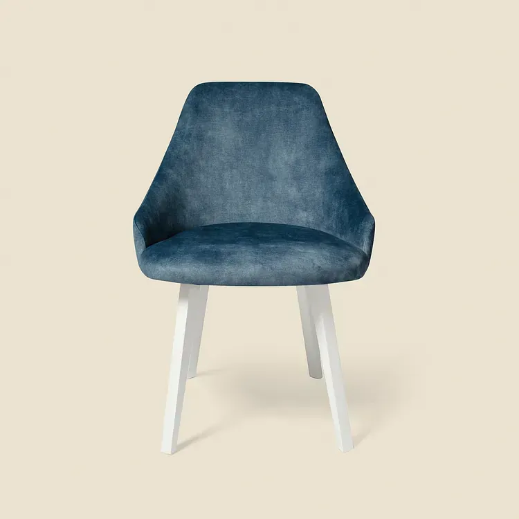 Una silla azul con patas blancas sobre un fondo beige.