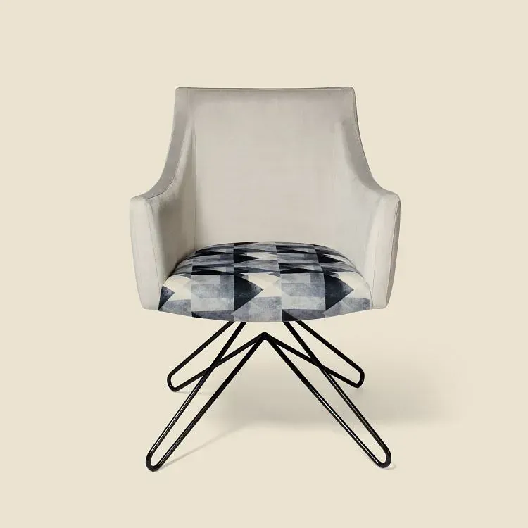 Una silla blanca con un patrón geométrico en el asiento.