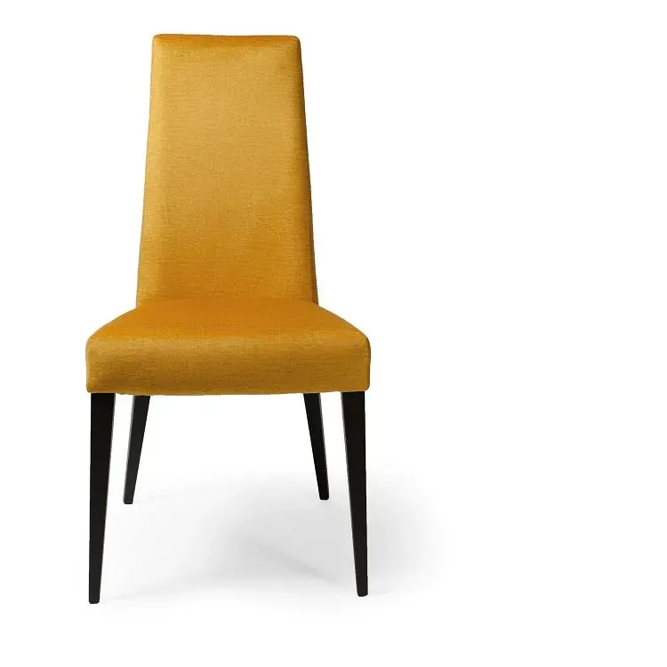 Una silla amarilla con patas negras sobre un fondo blanco.