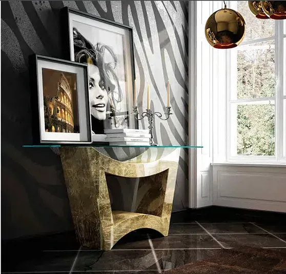 Una habitación con una pared con estampado de cebra y una mesa de cristal.