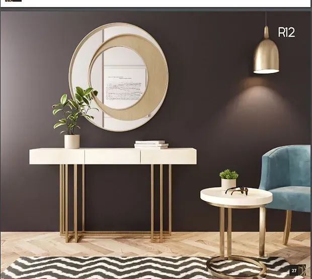 Una sala de estar con una mesa, una silla y un espejo.