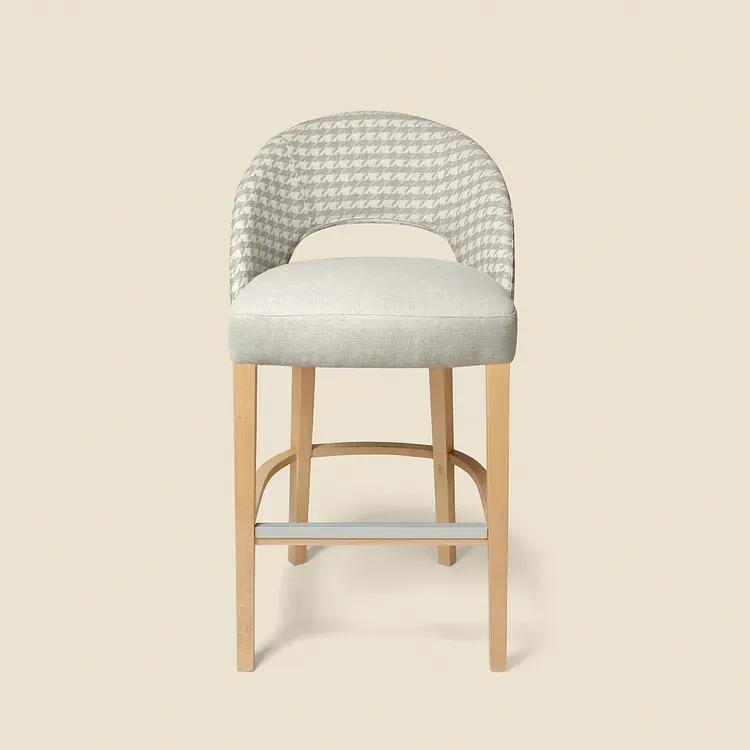 Un taburete de bar con un patrón de pata de gallo.