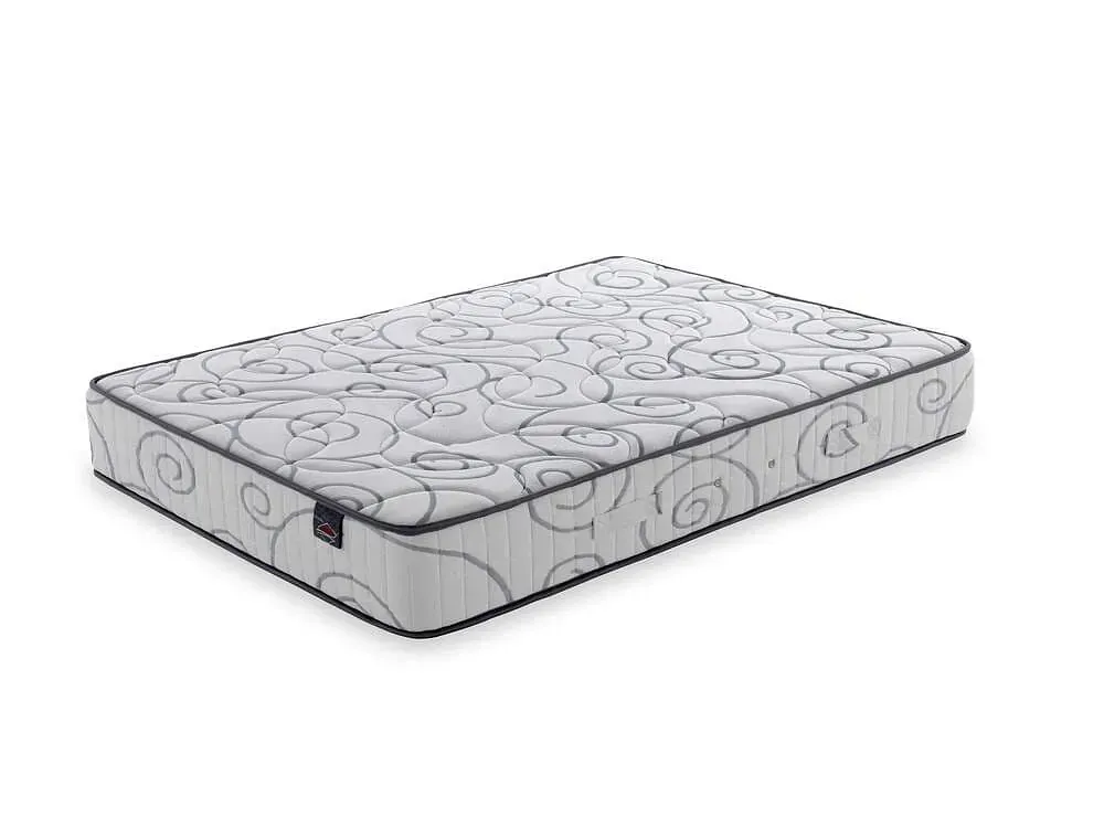 Un colchón blanco con un estampado reposa sobre una superficie blanca.