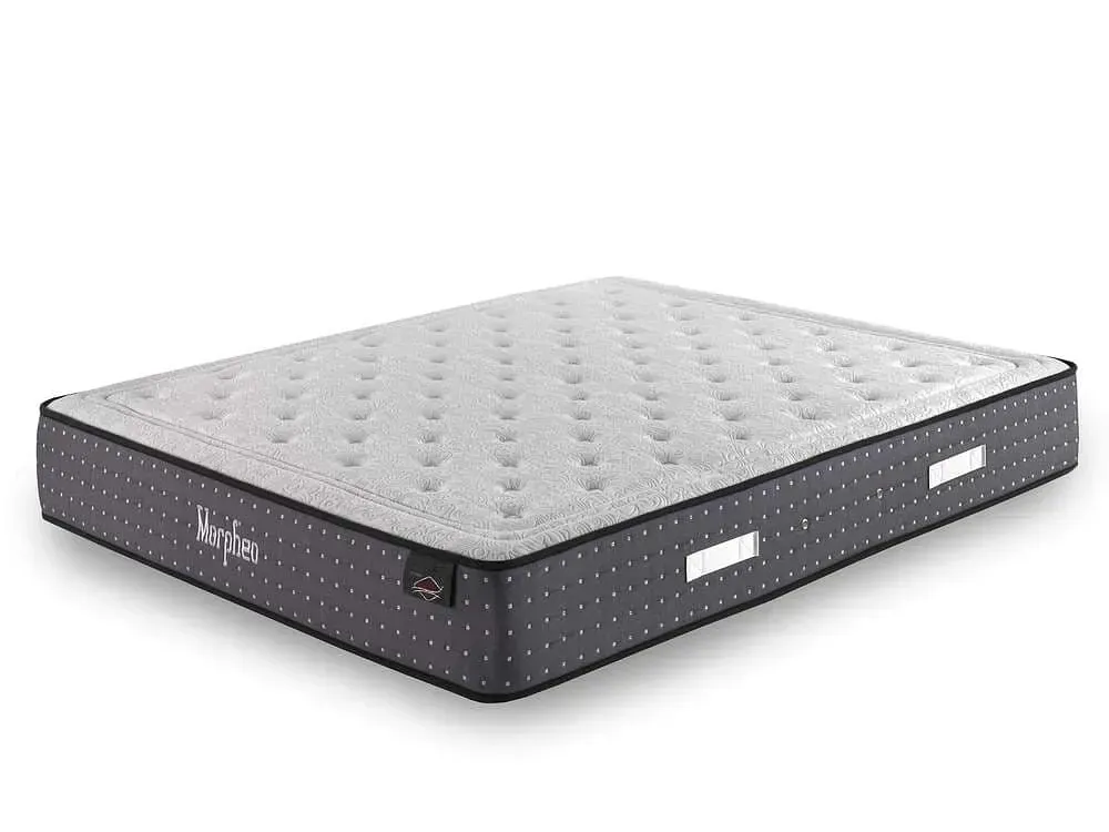 Un colchón está colocado encima de una superficie blanca.