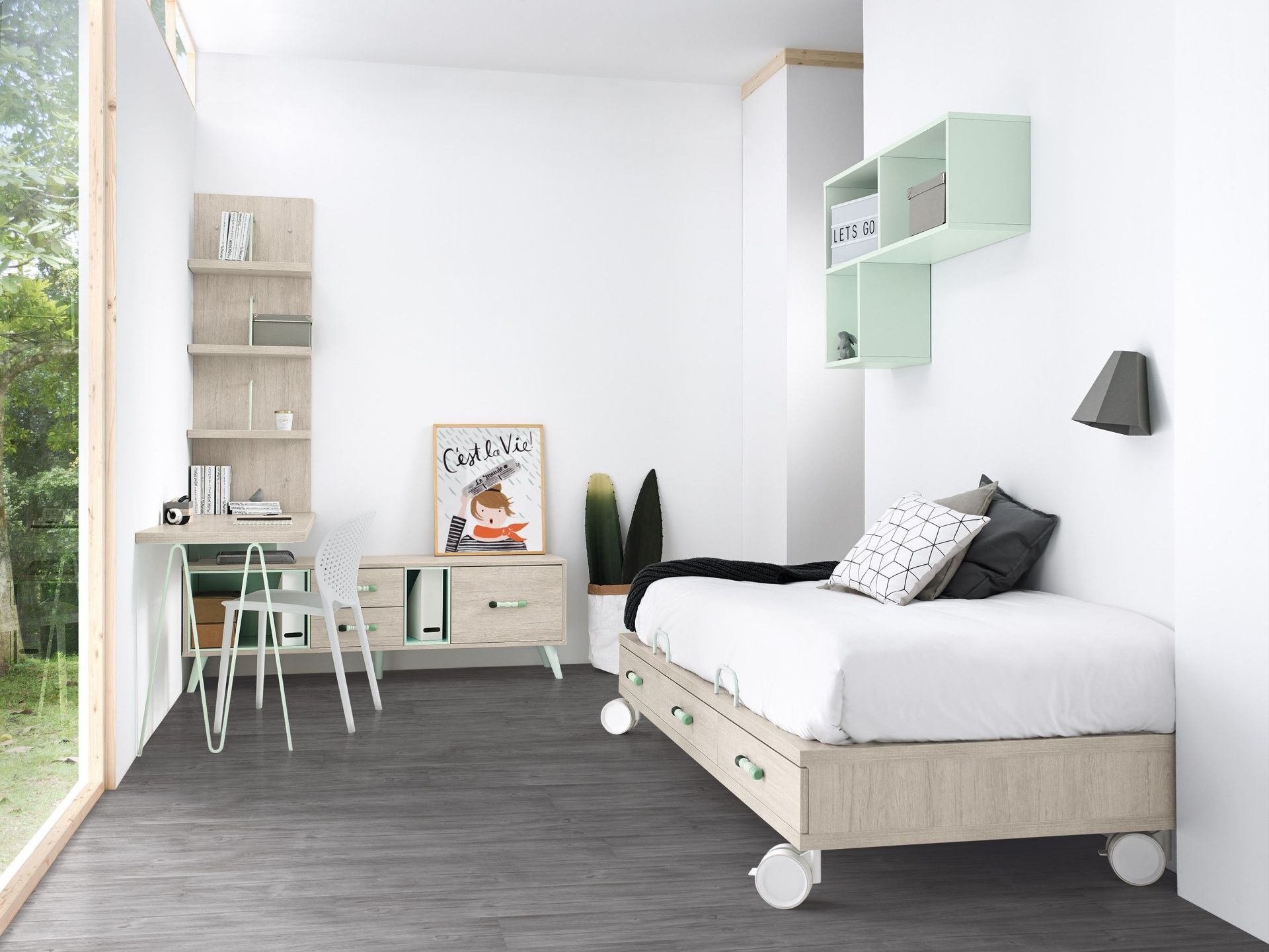 Un dormitorio con cama, escritorio, sillas y una gran ventana.