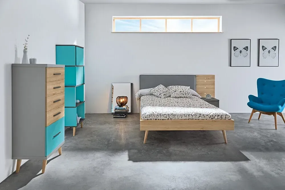 Un dormitorio con cama, cómoda, silla y ventana.