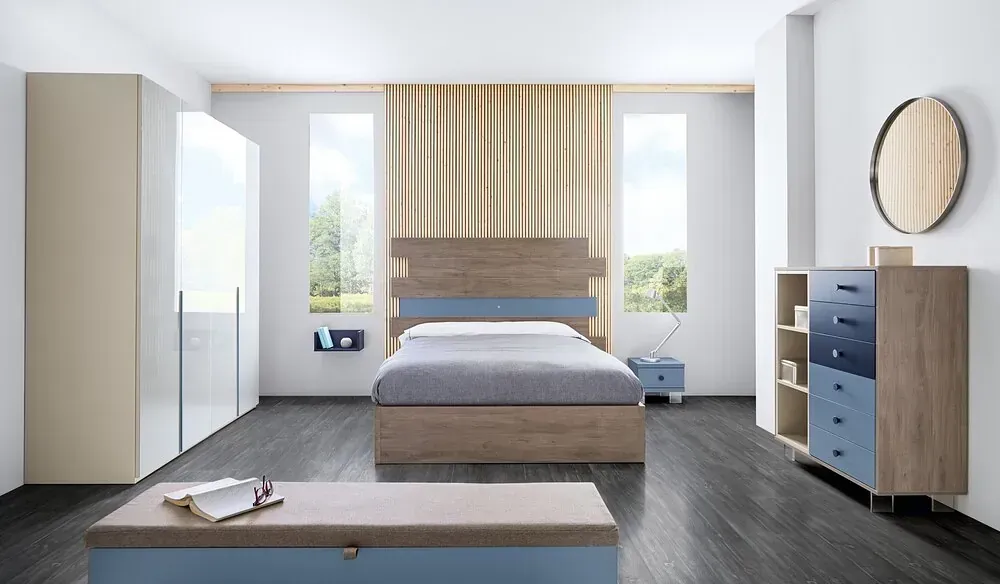 Un dormitorio con cama, tocador, espejo y armario.