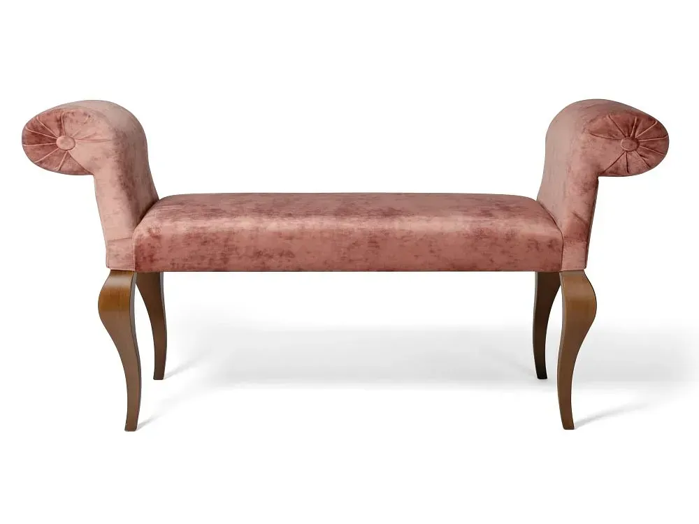 Un banco rosa con patas de madera sobre un fondo blanco.