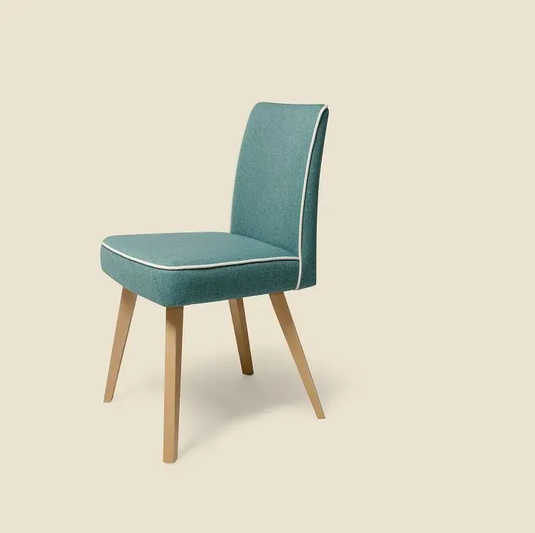 Una silla azul con patas de madera sobre un fondo beige.