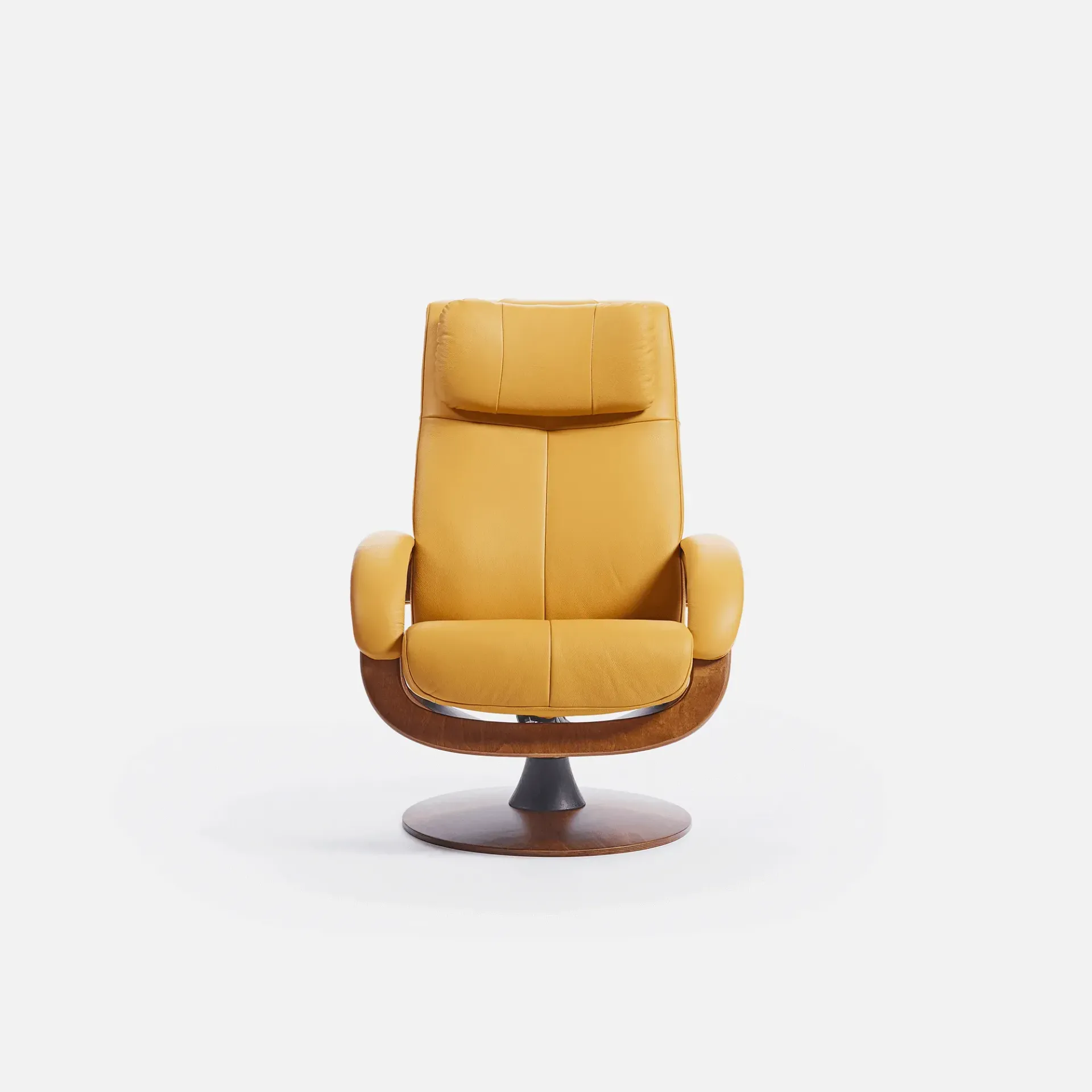 Una silla de cuero amarilla con base de madera sobre un fondo blanco.