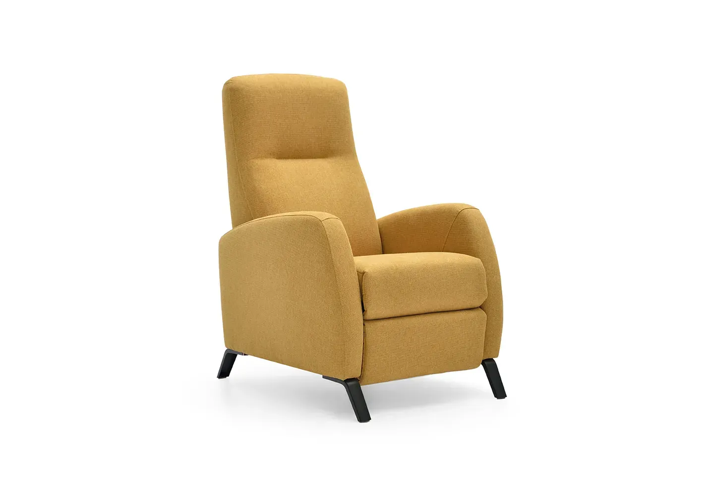 Un sillón reclinable de color amarillo con patas negras sobre un fondo blanco.