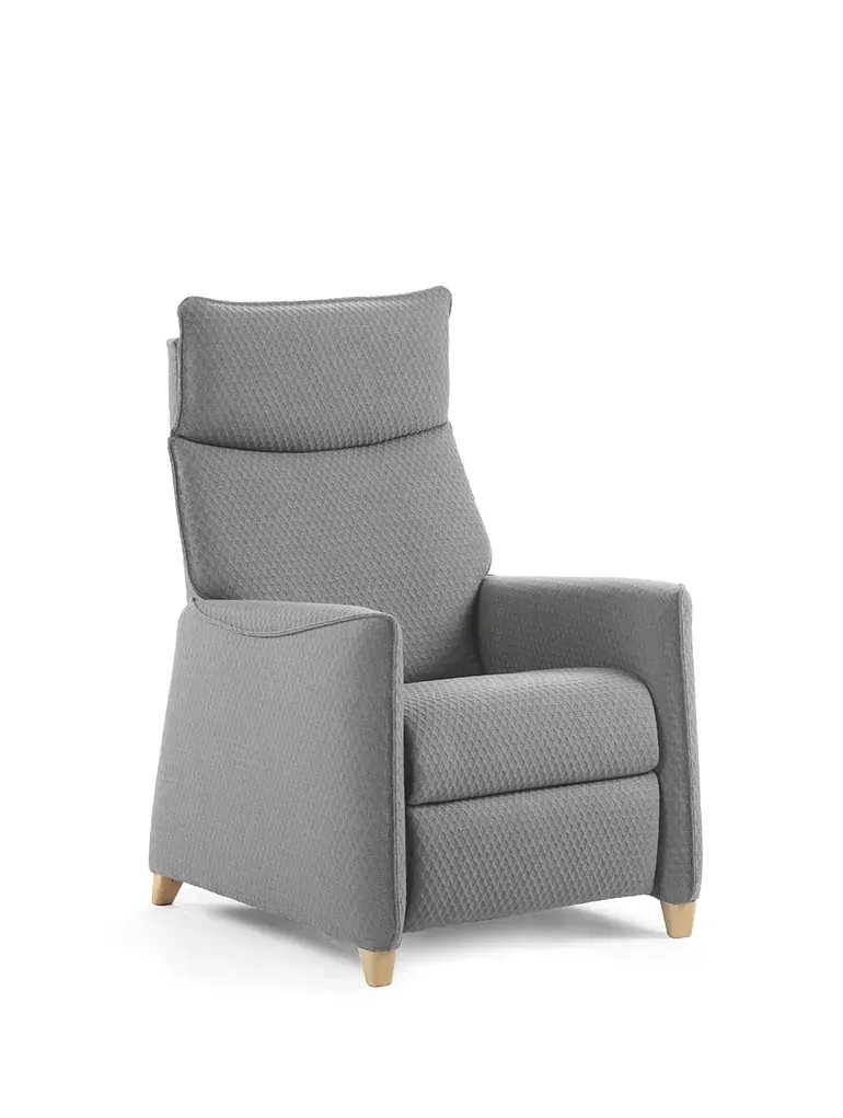 Un sillón reclinable gris con patas de madera sobre un fondo blanco.