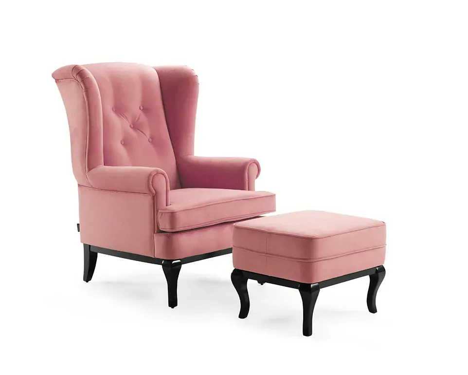 Una silla rosa y una otomana sobre un fondo blanco.