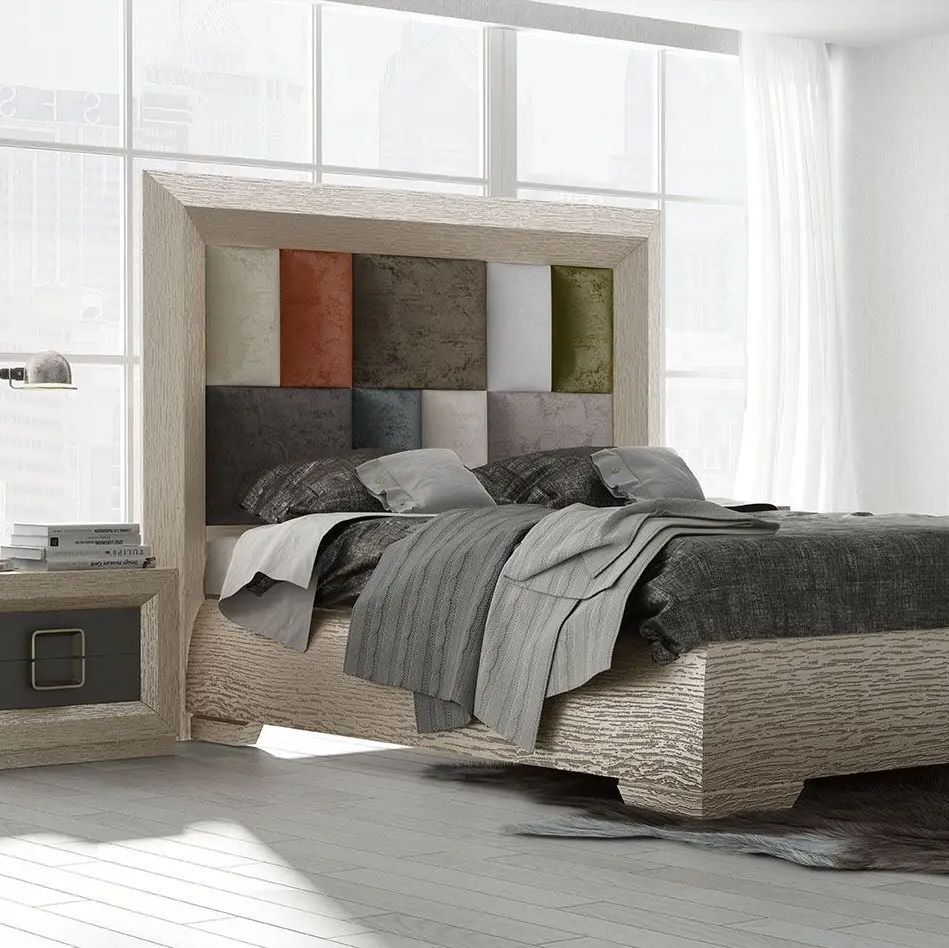 Un dormitorio con una cama grande y una mesita de noche.