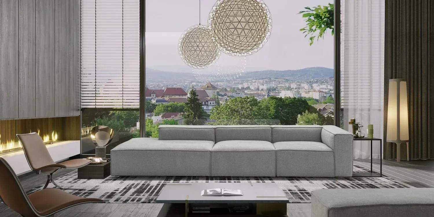 Una sala de estar con un sofá, una mesa de café, sillas y una chimenea.