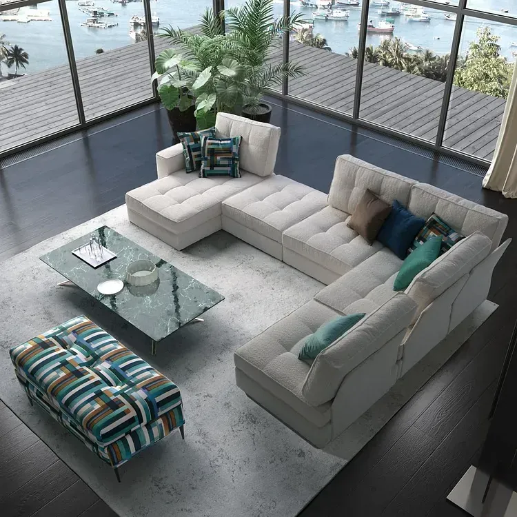 Una sala de estar con un gran sofá seccional y una mesa de café.