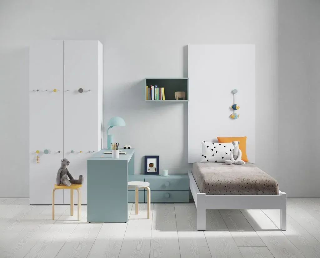 Un dormitorio con una cama individual y un escritorio.