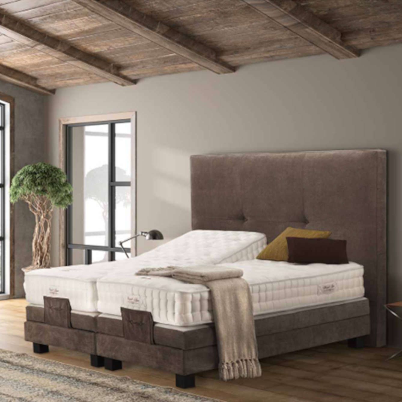 Una cama con un colchón y un cabecero en un dormitorio.