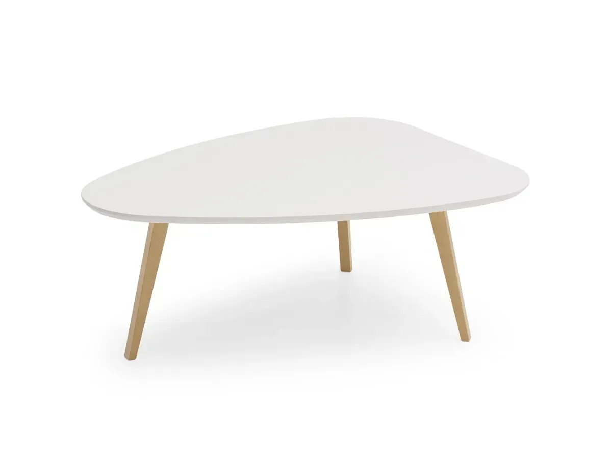 Una mesa de café blanca con patas de madera sobre un fondo blanco.