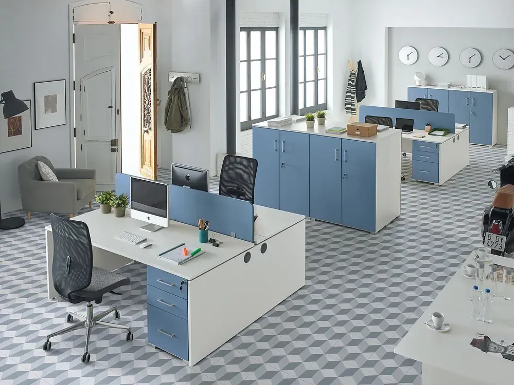 Una oficina grande con muchos escritorios y sillas.