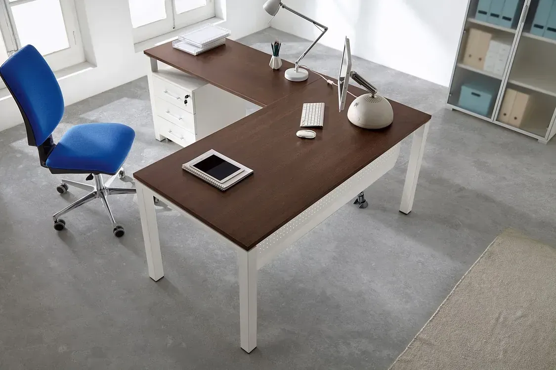 Un escritorio con una computadora y una tableta encima.