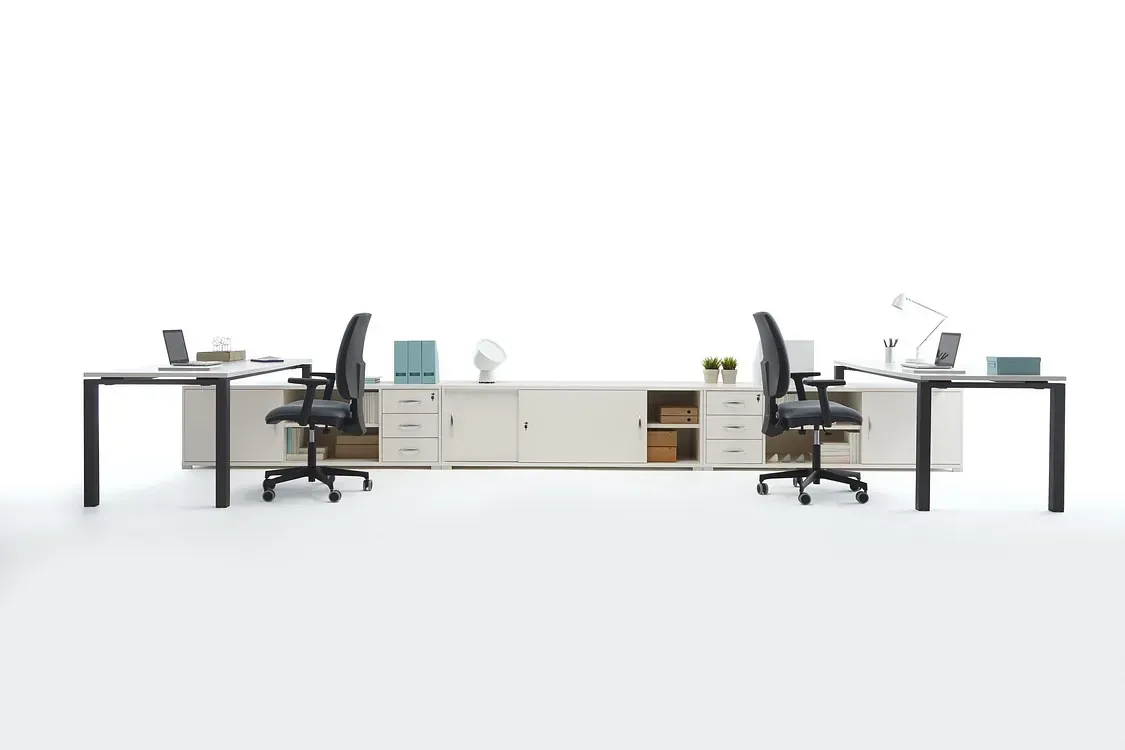 Hay dos escritorios y dos sillas en la oficina.