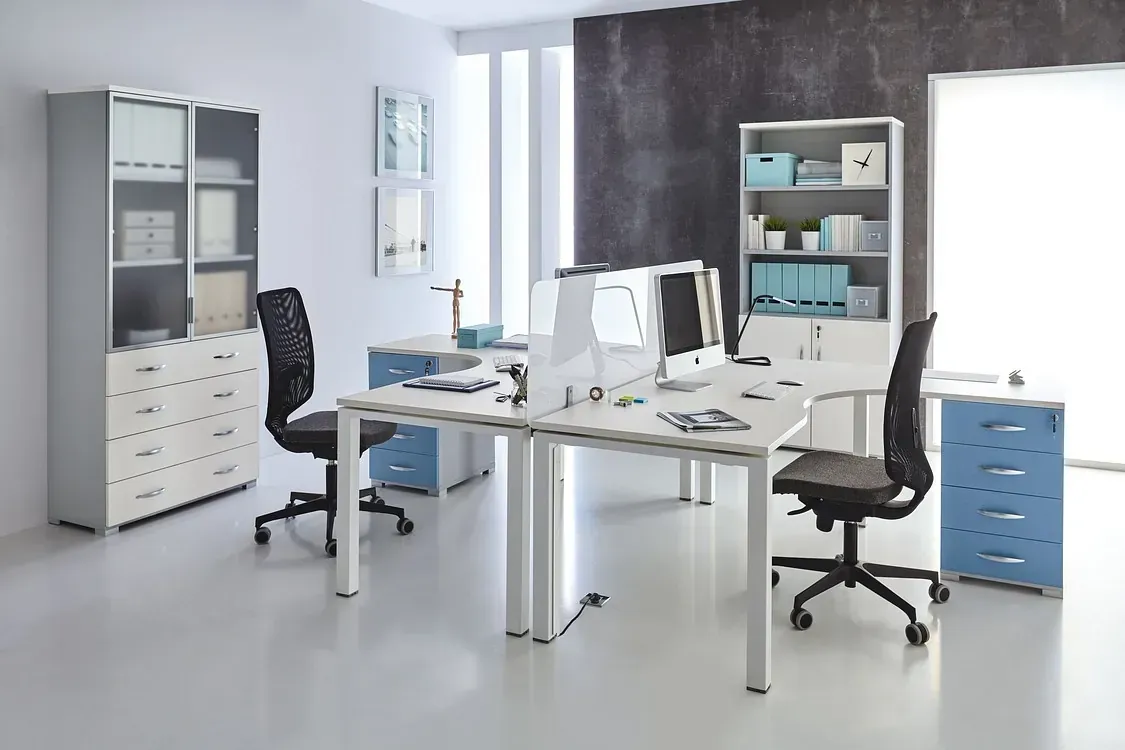 Una habitación con muchos escritorios y sillas.