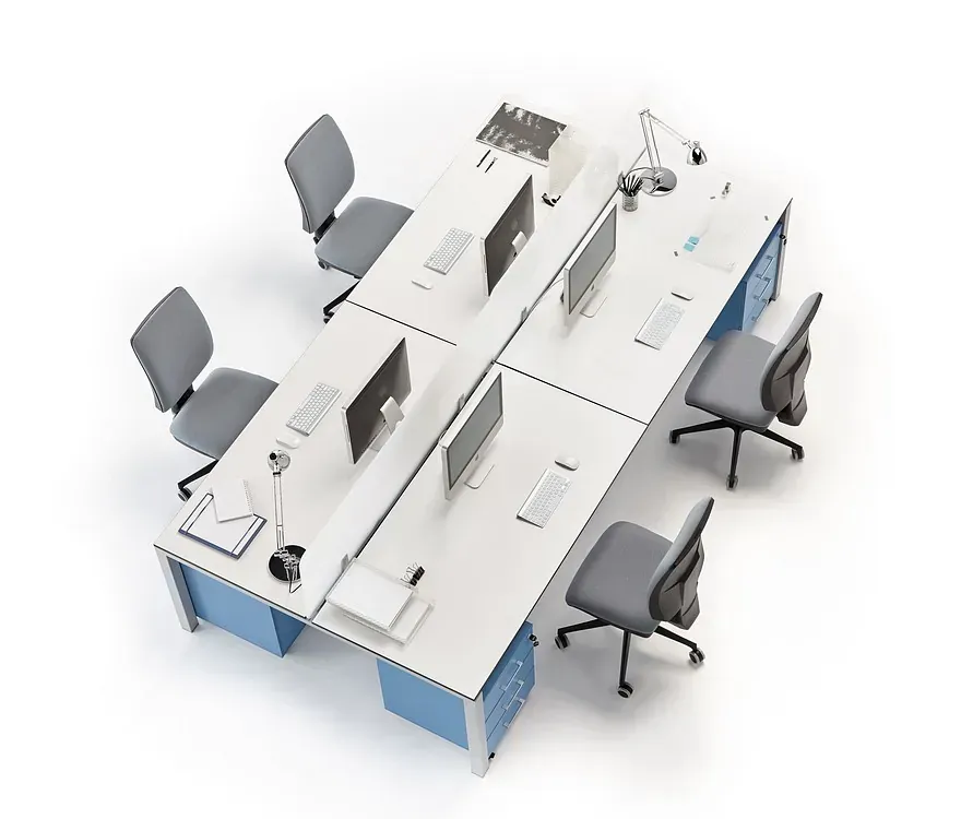 Un grupo de escritorios con computadoras y sillas en una oficina.