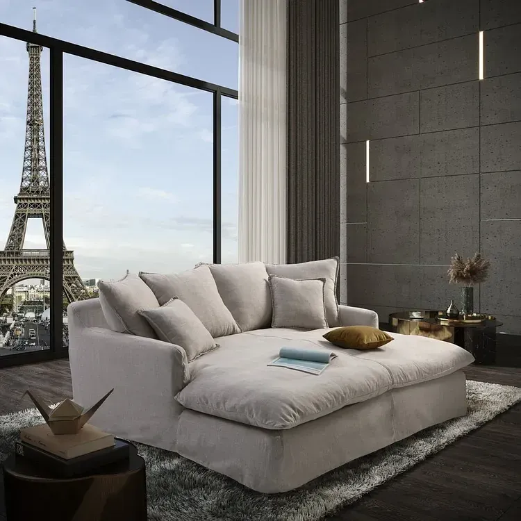 Un sofá en una sala de estar con vista a la Torre Eiffel.