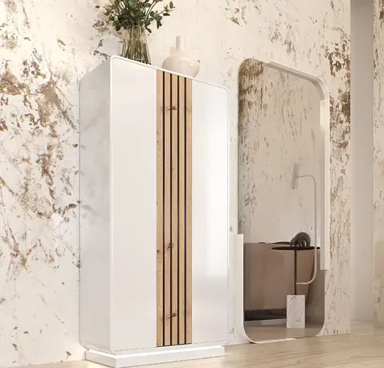 Un armario blanco con rayas de madera en las puertas y un espejo en un pasillo.