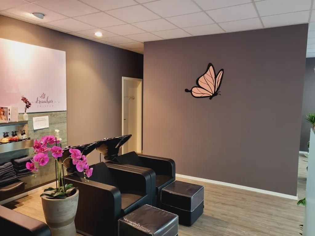 Ein Schmetterling ist an die Wand eines Salons gemalt