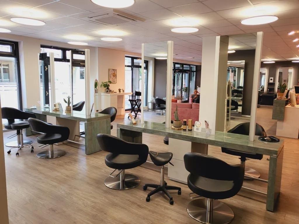 Ein Friseursalon mit vielen Stühlen und Tischen