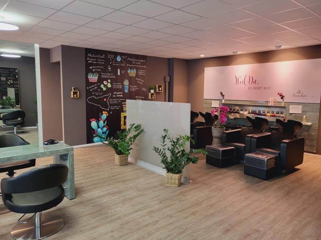 Ein Friseursalon mit einer Tafel an der Wand