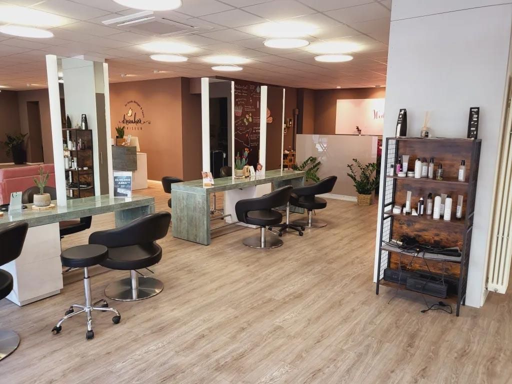 Ein Friseursalon mit vielen Stühlen und Tischen