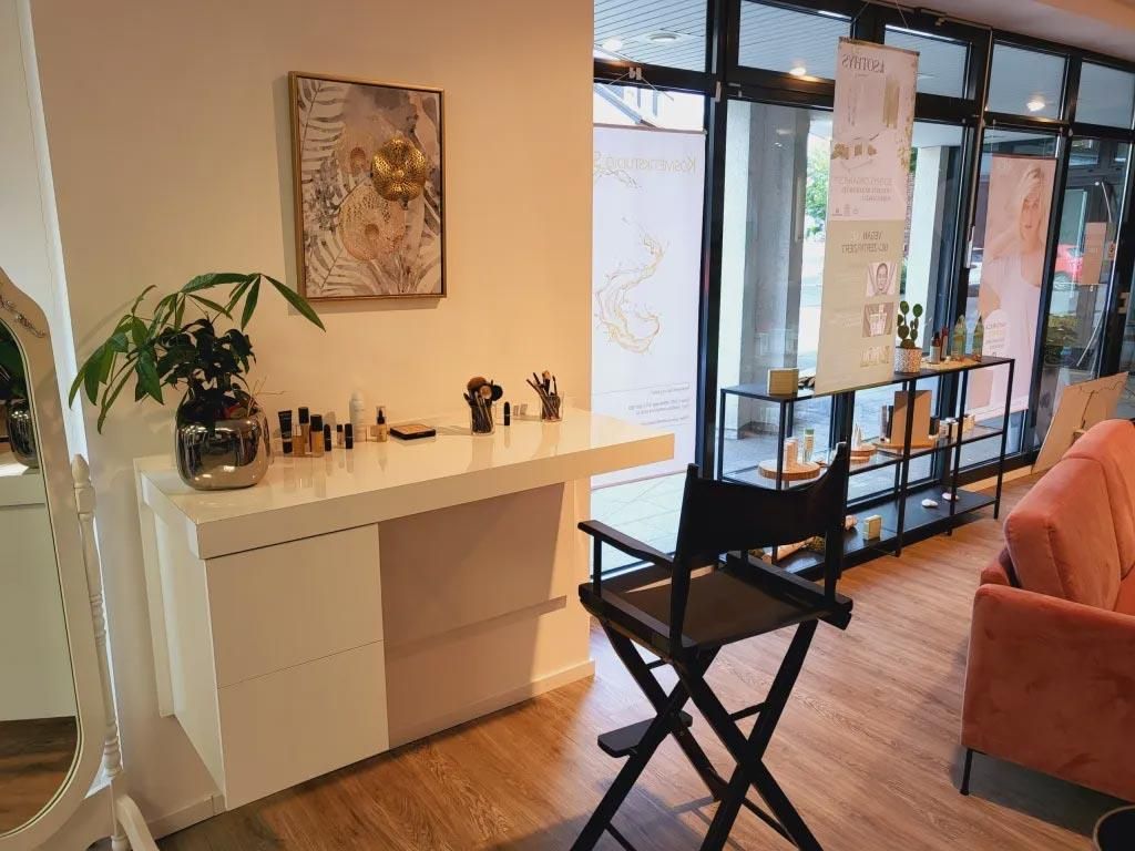 Ein Schminkstuhl steht in einem Raum neben einer Couch