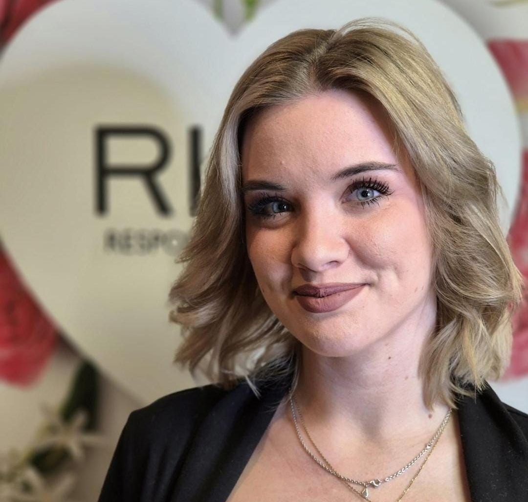 Eine Frau trägt ein schwarzes T-Shirt mit dem Bild einer Frau mit einer Krone auf dem Kopf.