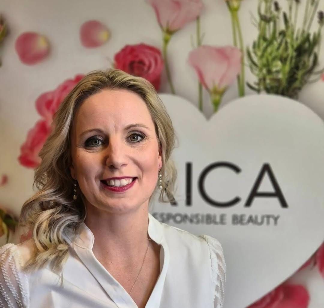 Eine Frau trägt ein schwarzes T-Shirt mit dem Bild einer Frau mit einer Krone auf dem Kopf.