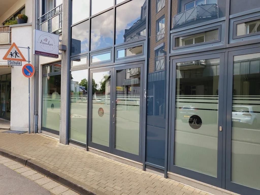 Ein Gebäude mit einem Parkverbotsschild davor