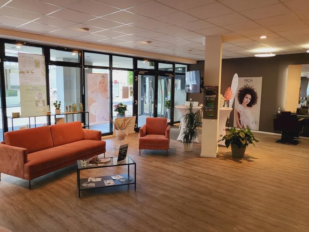 Ein großer Raum mit einer Couch und Stühlen