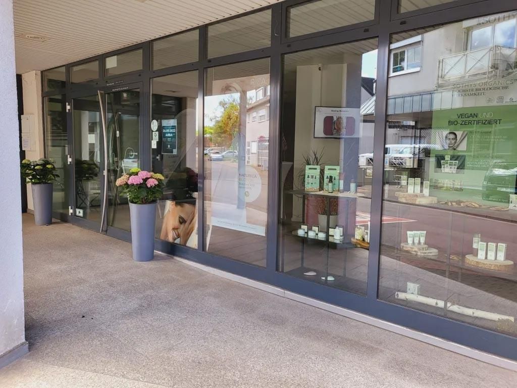 Eine Ladenfront mit Blumen davor