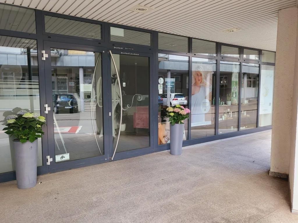 Ein Gebäude mit vielen Fenstern und Blumen davor