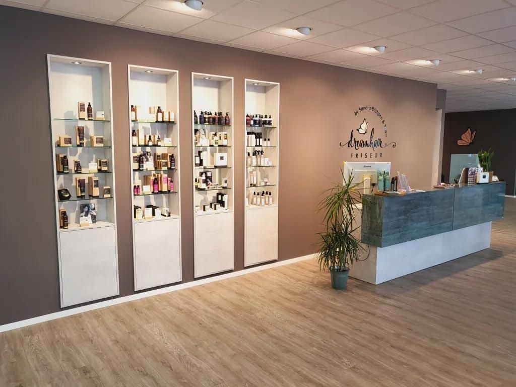 Ein Salon mit Rezeption und Regalen voller Schönheitsprodukte