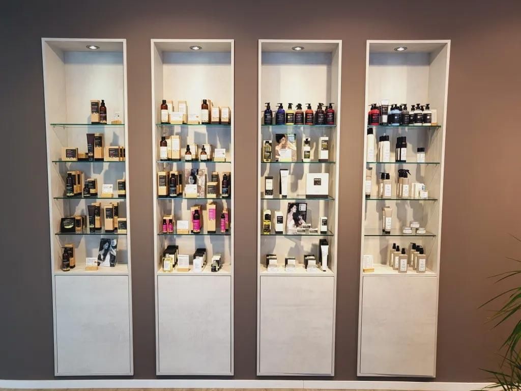 Eine Reihe von Regalen voller Schönheitsprodukte in einem Geschäft.