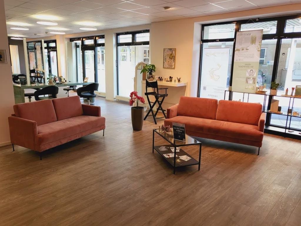 Ein Wohnzimmer mit zwei Sofas und einem Couchtisch