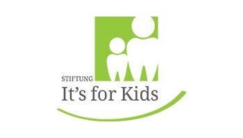 Das Logo von „It's for Kids“ zeigt zwei Personen, die nebeneinander stehen.