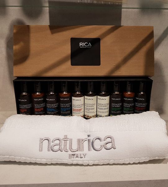 Ein weißes Handtuch mit dem Wort „Natura“ darauf