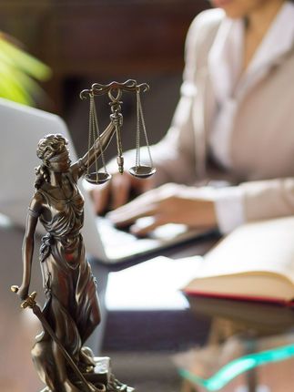 Avocate et balance de la justice