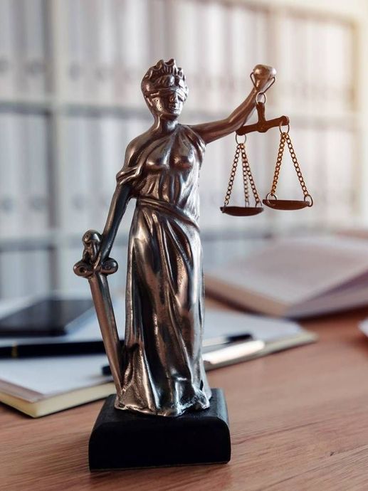 Statuette de la justice sur bureau