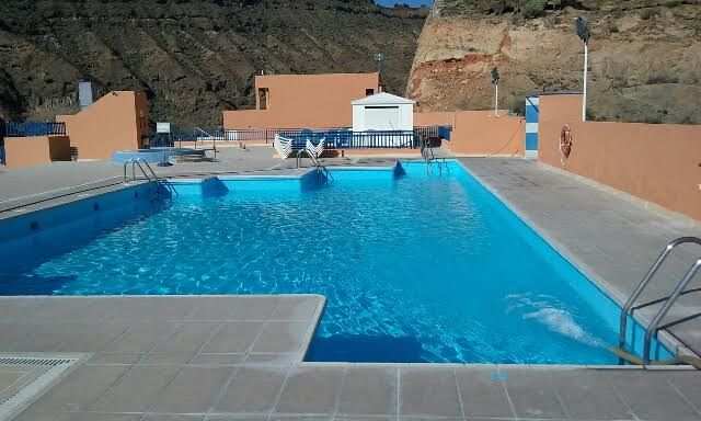 Una gran piscina con una escalera que conduce a ella.